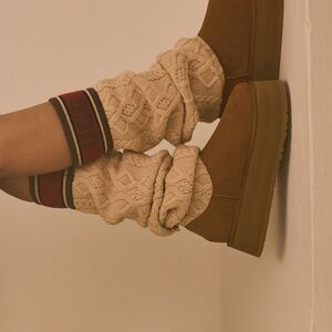UGG Classic Sweater Letter Boots with Cream Cable Knit Socks in Chestnut Size 8